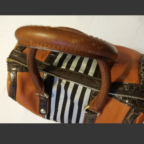 Henri Bendel barrel style bag - Picture 4 of 7